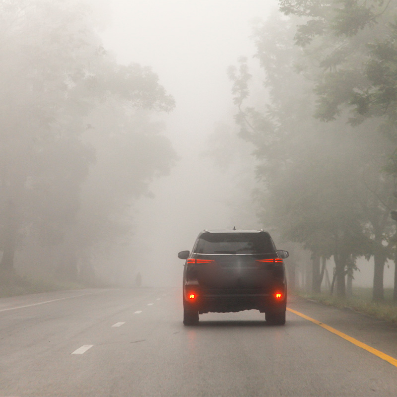 Abbildung zeigt Auto im Nebel