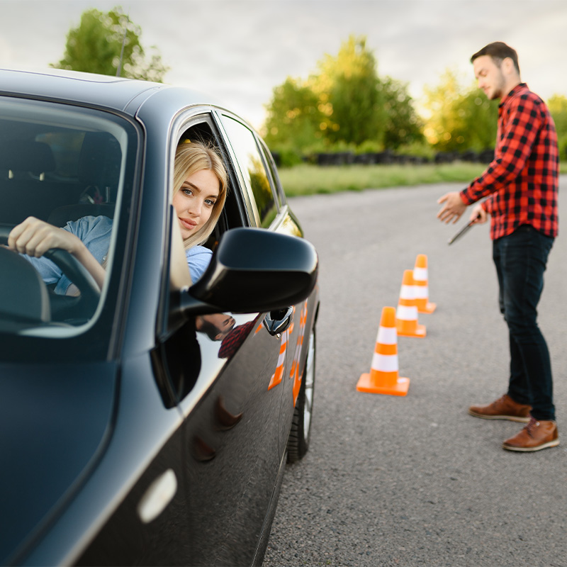 Abbildung zeigt Autofahrerin beim Fahrtraining